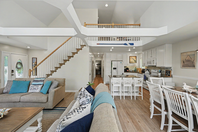 Living area 3, Lakefront - Brand-new hot Tub, Dock, Kayaks, Sup, Game Room & Firepit, Spotsylvania