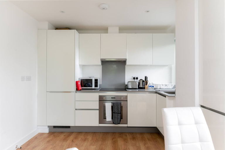 Others 4, Skyvillion 1bed Enfield Flat W Balcony & Parking, London