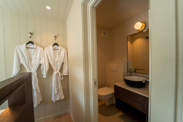Bathroom 5, Skarungen - Hotel, Cabins and Camping, Vågan