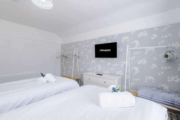 Room 4, Comfortable 4 Bed Home Perfect for Business Stays, Cheshire West and Chester