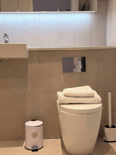 Bathroom 4, Stylish Park-facing Retreat in Central Manchester, Manchester
