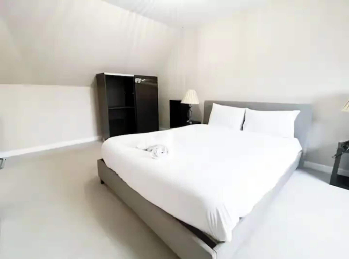 Room 4, Charming 3 Bed Home in Stepps, Glasgow - Garden & Patio, Glasgow