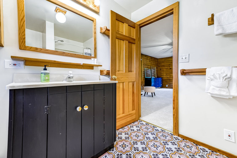 Interior 4, Lakeside log Home With a Private Deck, Wifi, Firepit, Central AC, & Washer/dryer, Louisa