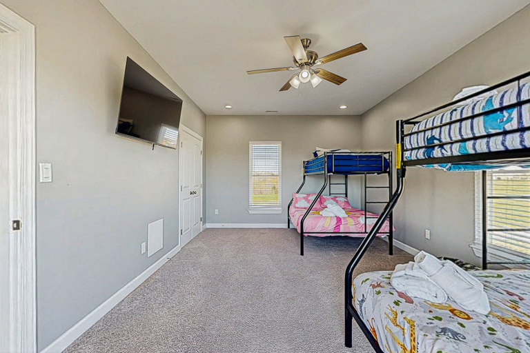 Room 2, Charming Dog-friendly Lakefront Villa With Private Dock, Firepit, Stunning Views, Orange