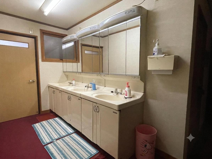 Bathroom 5, Mizubaso, Gujō