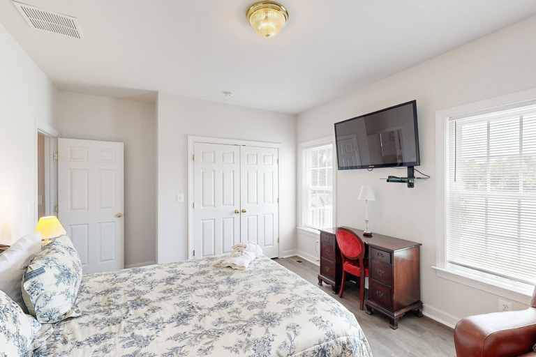 Room 3, Two-story, Lakefront Getaway With Dock, Beach, Grill, 2 Kayaks, 2 Canoes, AC, Spotsylvania