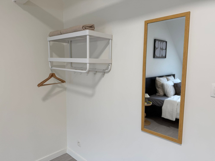 Room 3, Central Ghent | Modern 6BR Apt. w/ WIFI, Oost-Vlaanderen