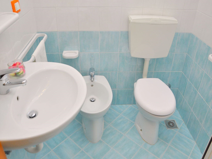 Bathroom amenities, Enjoy a Relaxing Terrace in Bibione Pineda, Venezia