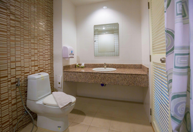 Bathroom 4, Kwanruen Park hotel, Muang Nakhon Ratchasima