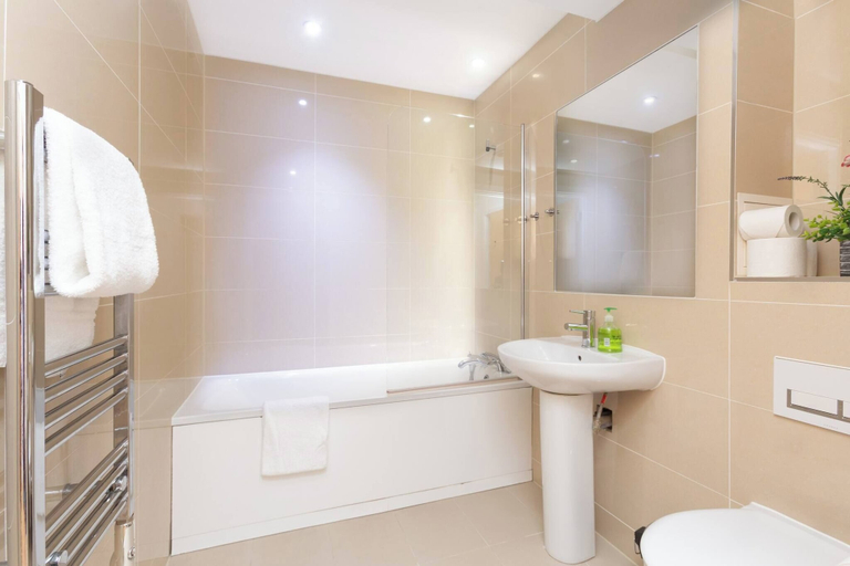 Bathroom, Skyvillion - Tower Point Enfield 1bed With Balcony, London