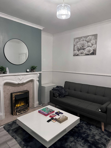 Living room, Spacious 3-bed Home at the Heart of Sheffield S2, Sheffield
