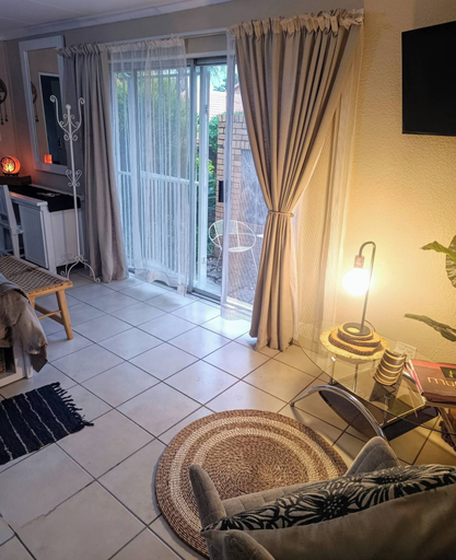 Living room 4, Private cottage, sleeps 2, perfect for work play, City of Johannesburg