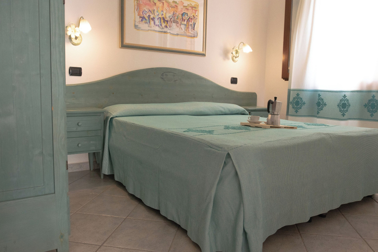 Room 3, Idyllic Residence Cala Viola B4 one Bedroom Apartment Sleeps 4 Persons, Nuoro