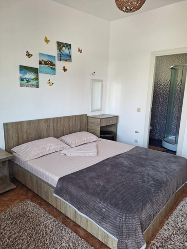Others 5, Casa Ultraviolet, Navodari