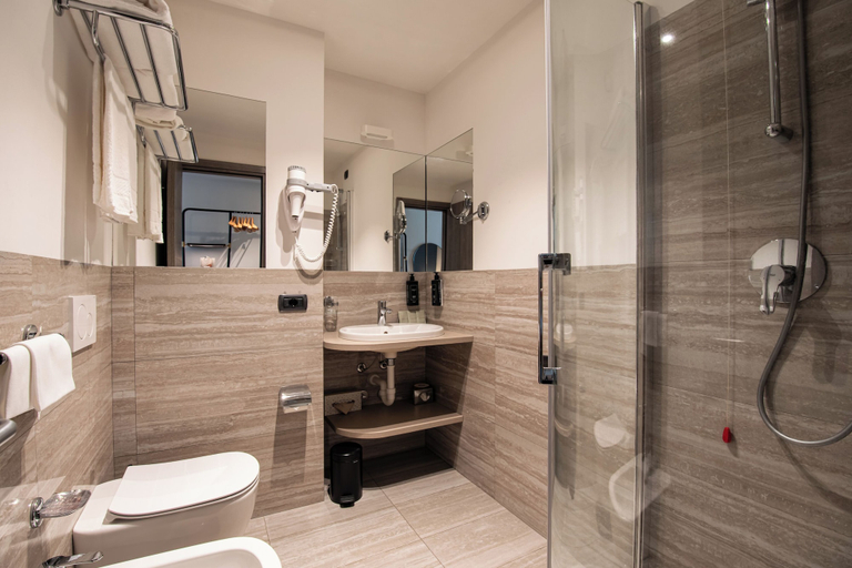 Bathroom 4, Hotel Regina, Milano