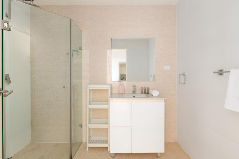 Bathroom 5, Modern 2-Bed Apartment Near Airport, Sydney