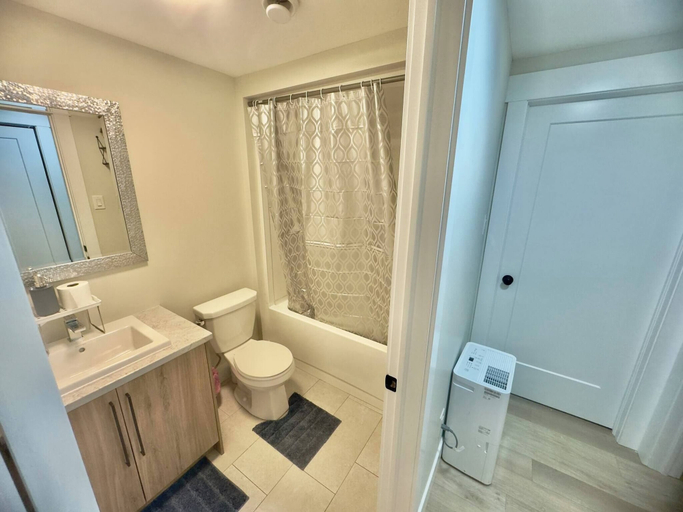 Bathroom 2, Private 2BR Airport Getaway With Fast Wifi and Free Parking, Westmorland