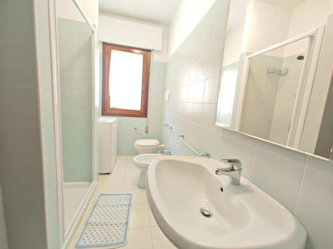 Bathroom, Cozy Top-floor Getaway Near the sea, Udine