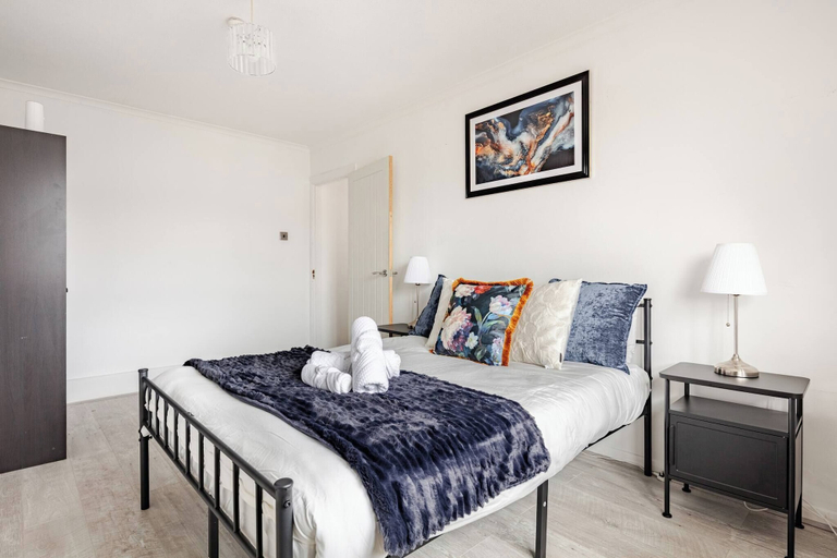 Primary image, Central Wimbledon Stay! Free Parking & Fast Wifi, Long Stays Welcome!, London