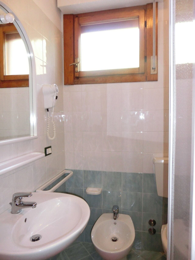 Bathroom amenities 4, Comfy Seaside Flat Ideal for 5 Guests - Beahost, Venezia