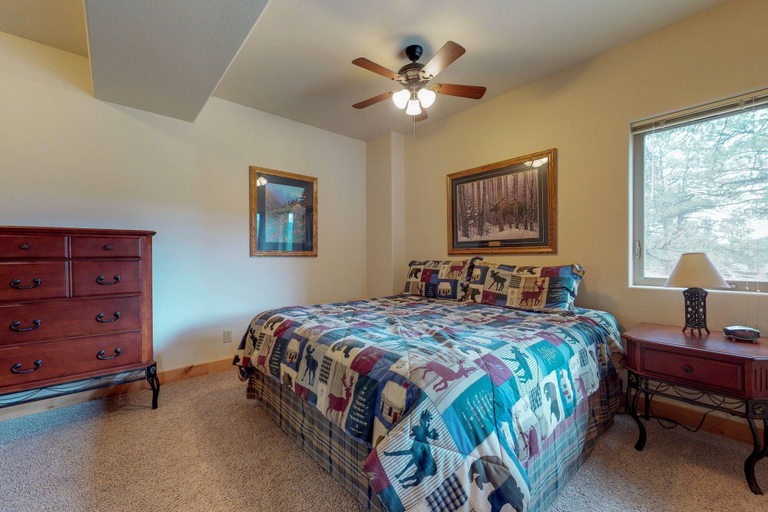 Room 3, Charming Updated Cabin With Full Kitchen, Wifi, Central AC, Fireplace & Deck, Larimer