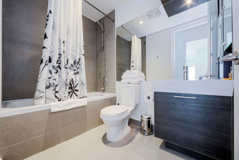 Bathroom, Suite for 4 Near Downtown Toronto General Hospital Parking Available, Balcony, Toronto