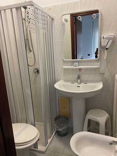 Bathroom 5, Hotel Europa, Salerno