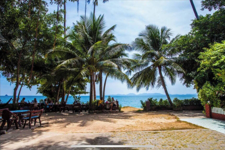 Outdoor dining, 150 m From a Paradise Beach 3 Bedrooms Pool, Mueang Krabi
