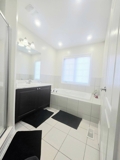 Bathroom 4, Ligero Townhouse Entire Four Bedrooms Home, Dufferin