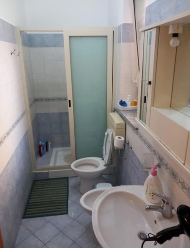 Bathroom 4, The little house on the sea, Messina