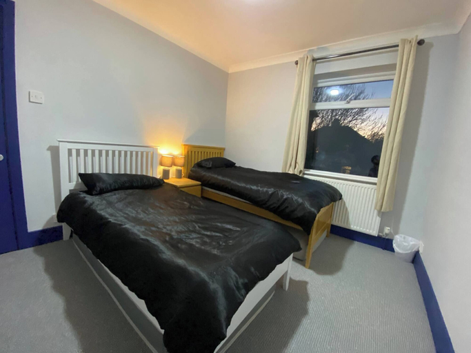 Room 5, 3 Room Apartment - Twins-double, Cambridgeshire