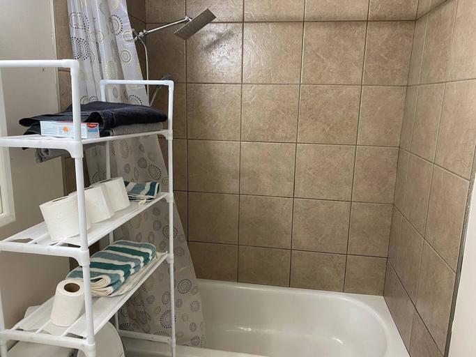 Bathroom 4, Downtown 1 Bedroom Apartment on 17 ave sw, Division No. 6