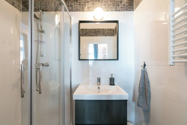 Bathroom 4, 6 min Walk to Metro - 3 Stops to City Center, Wien