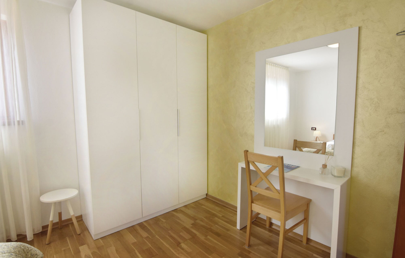 Room 5, Relaxing Retreat With Covered Terrace and Pool, Brtonigla