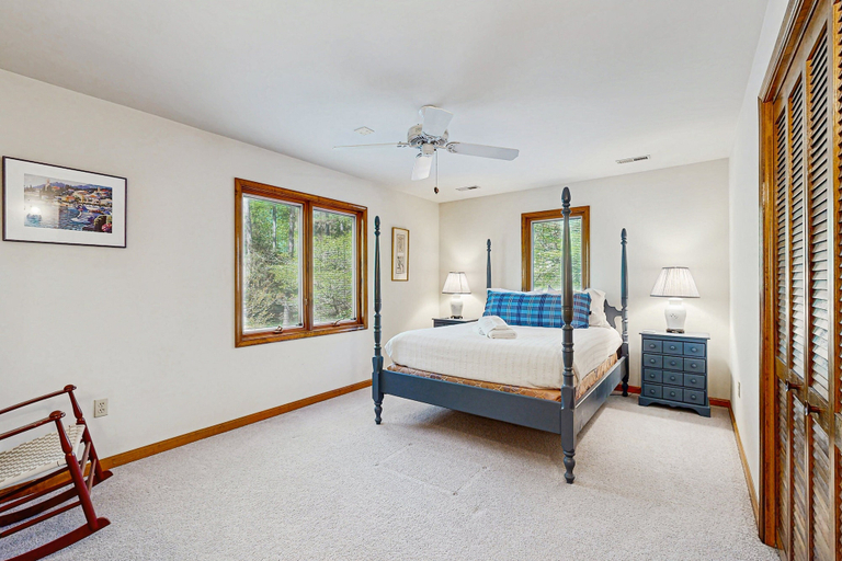 Room 3, Rustic Lakehouse With Views, Kayaks, Wifi, Central AC & Cozy Firepit Nights, Spotsylvania