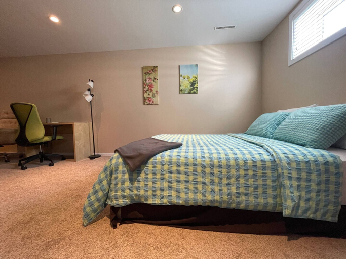Room 2, Shibly's Retreat Near West Edmonton Mall, Division No. 11