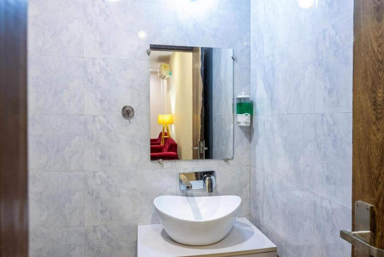 Bathroom 5, Hotel The Dreams Inn & Banque, Sahibzada Ajit Singh Nagar