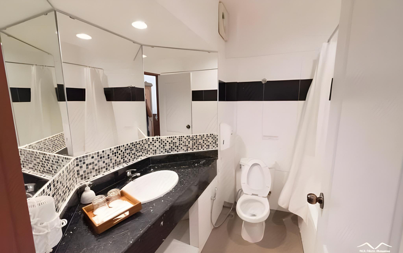 Bathroom, Thong Somboon Club, Pak Chong