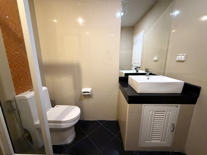 Bathroom 2, Modern Studio With Balcony and Pool - Pratumnak Hill, Pattaya
