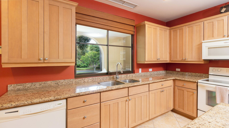Others 5, Spacious One-Bedroom Condo with Pool View, Balcony & Beach Club Access, Carrillo