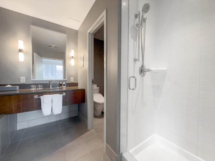 Bathroom 5, Coast Coal Harbour Vancouver Hotel by APA, Greater Vancouver