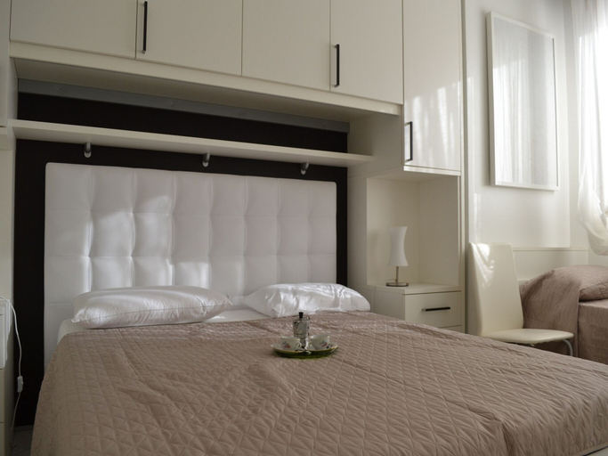 Room 2, Renovated Flat With Pool and Terrace Near the Beach, Rovigo