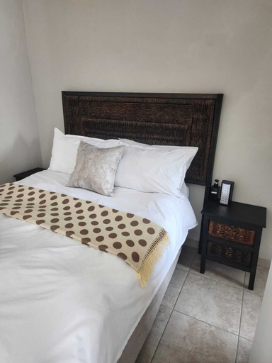 Room 4, Room-khutsong Apartmentss, Gert Sibande