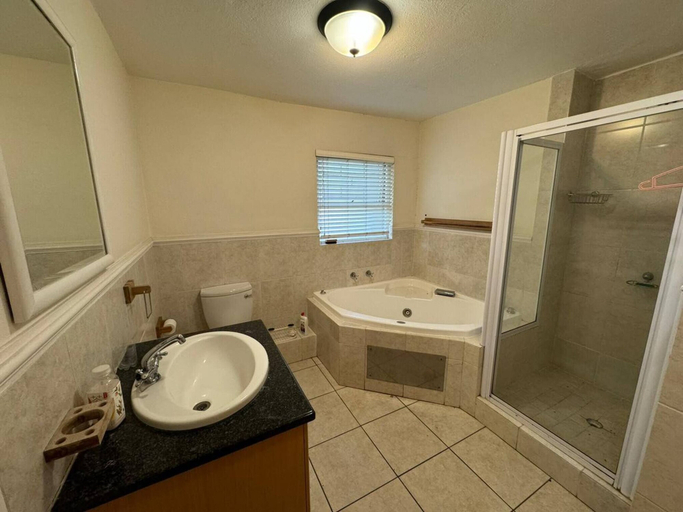 Bathroom 4, Quiet, Very Specious Apartment In Dainfern, City of Johannesburg
