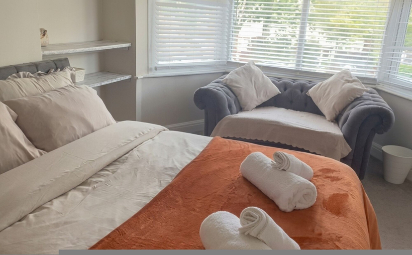 Room 2, Spacious 3BR Flat Sleeps 7 in Greenford, London