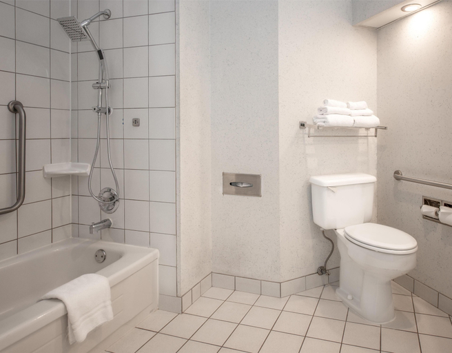 Bathroom 5, Coast Lonsdale Quay Hotel, Greater Vancouver