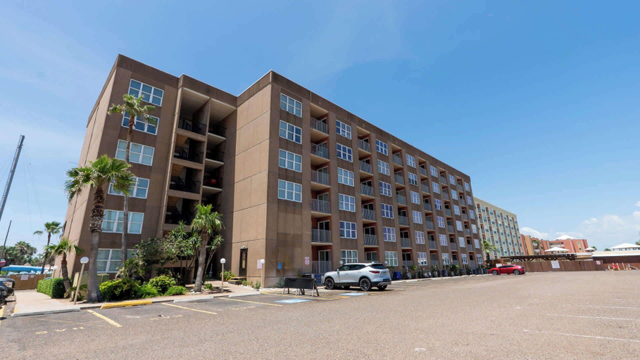 Exterior & Views 2, EZ Beach Access - Great Family Condo - Spacex View, Cameron