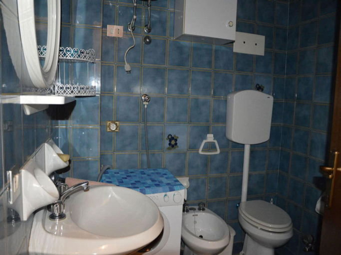 Bathroom, Comfortable Family Flat Near Ponente Beach, Venezia