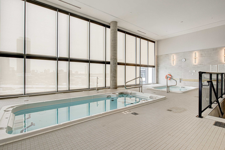 Room 4, Modern High-rise Condo w City Views Balcony, Waterloo