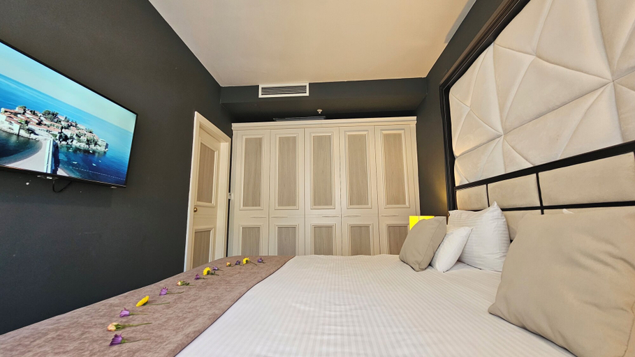 Room 3, Azure Residence